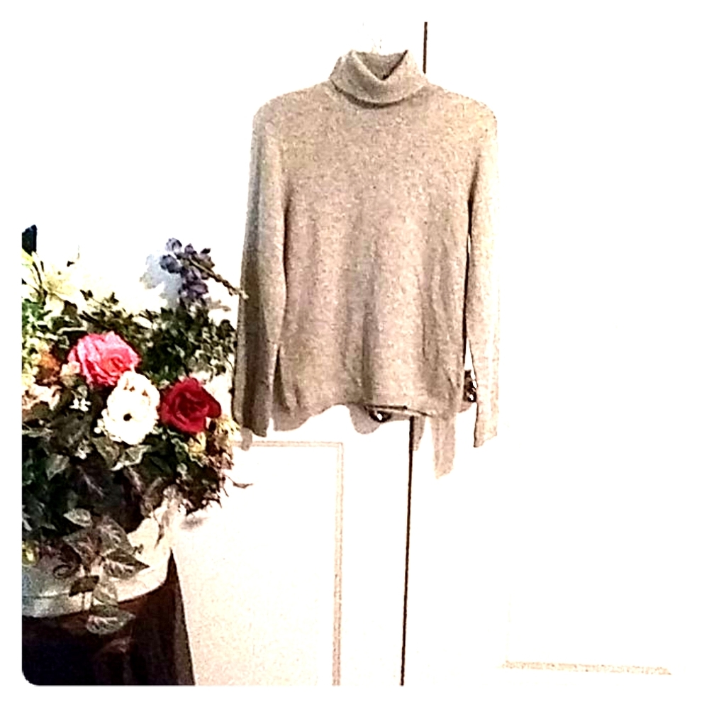 Ralph Lauren Cashmere sweater. (57)
